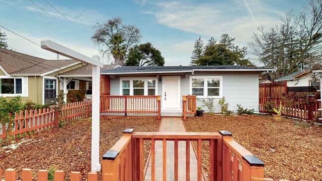 Building Photo - Beautiful 2 Bedroom 1.5 Bathroom Home! Sho...