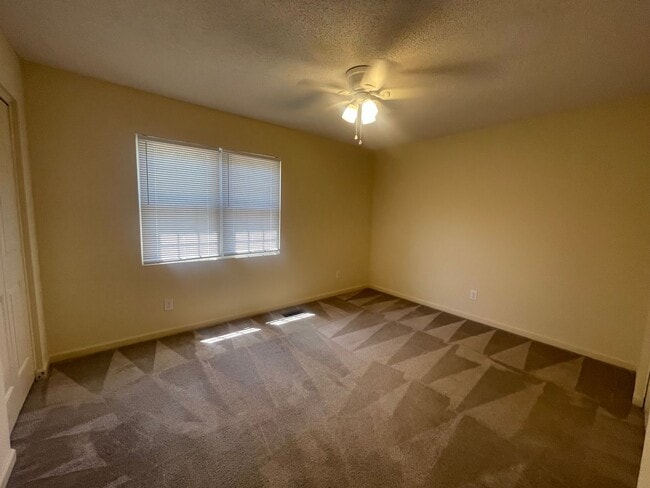 Building Photo - Beautiful 2-Bedroom Townhome in a Prime Location!