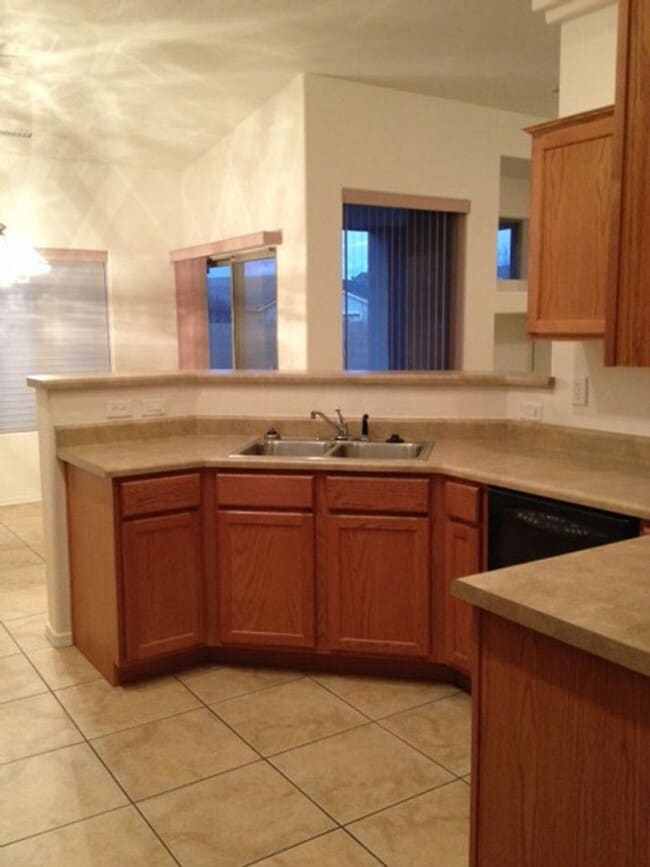 Building Photo - 6956 E Sandhurst Dr