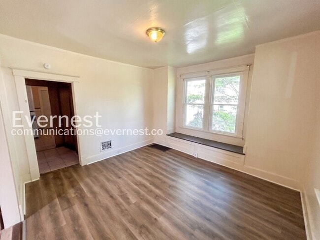 Building Photo - 3 Bed, 2 Bath Home with Off-Street Parking / Vouchers Accepted /Move-In Bonus: Move in this July ...