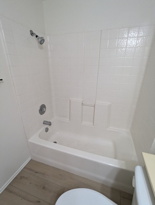 Building Photo - 2Bed 2.5 Bathroom Two Story Townhome at th...