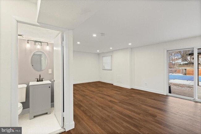 Building Photo - 220 Garnett Rd