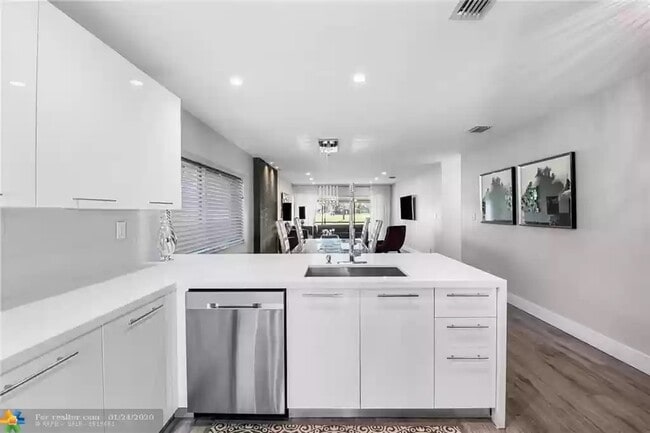 Building Photo - 9922 NW 65th Ct