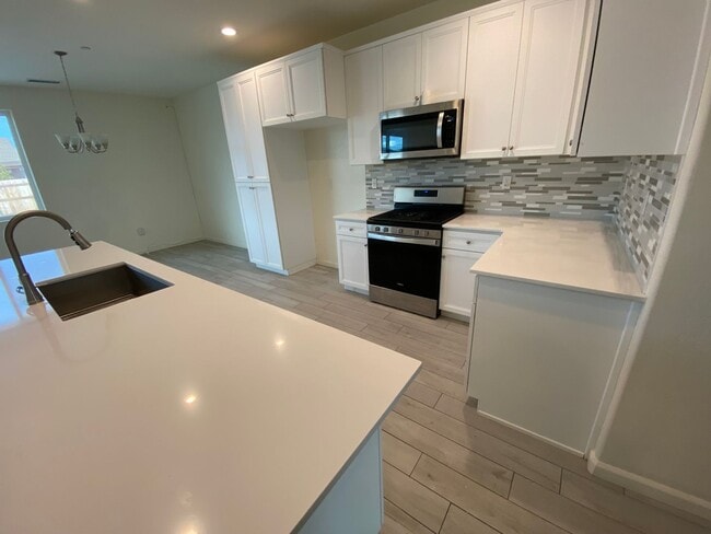 Building Photo - Spacious open and new in Kingsburg