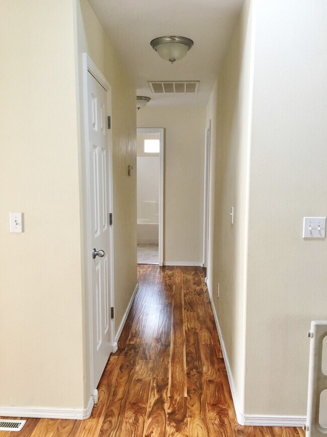 Building Photo - Adorable 3 bd 2 ba home in Vallievue Heigh...