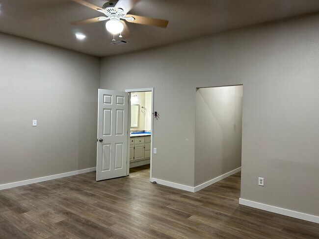 Building Photo - 4 Silver Hls Ln