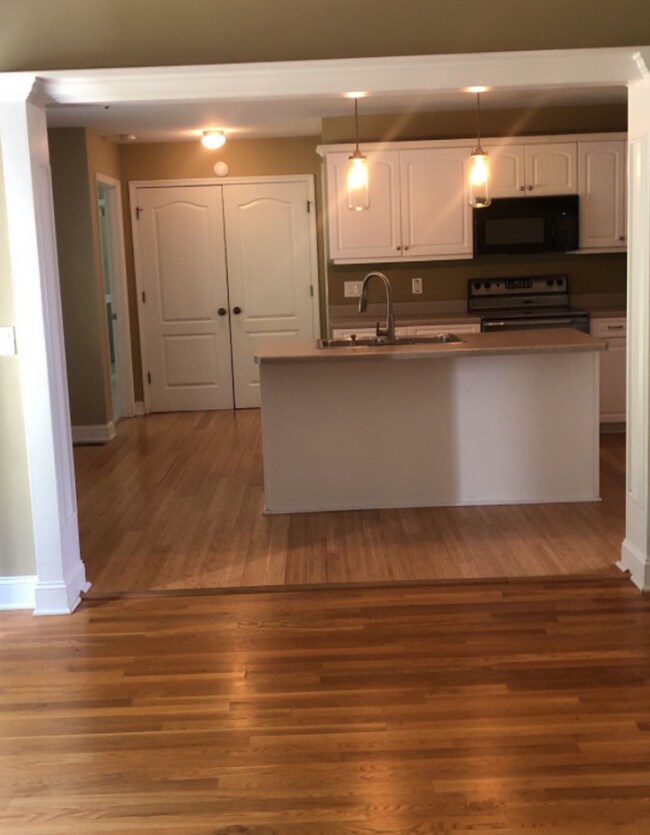 Building Photo - 211 Cullom Way