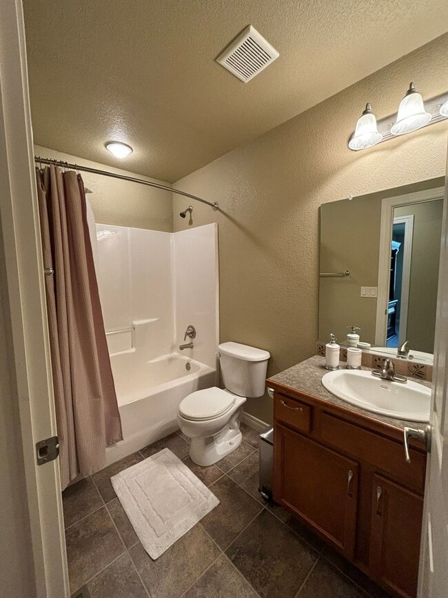 Building Photo - 3 BED | 3 BATH | TOWNHOME | DOUBLE GARAGE | WEST