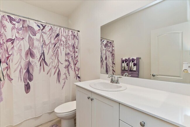 Building Photo - Charming 3-Bedroom Home on Golf Course in ...