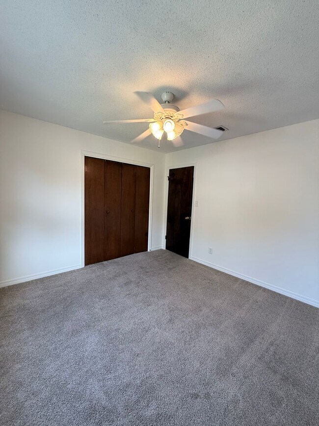 Building Photo - 513 Landview Dr