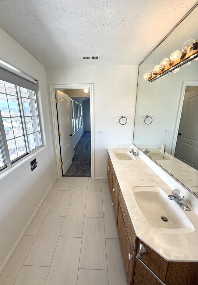 Building Photo - AVAILABLE AUGUST 4TH- RENT - 5 BDRM - 5 1/2 BATH - VIEWS VIEWS VIEWS