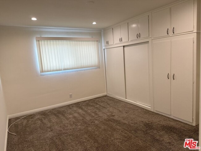 Building Photo - 2400 Vanderbilt Ln