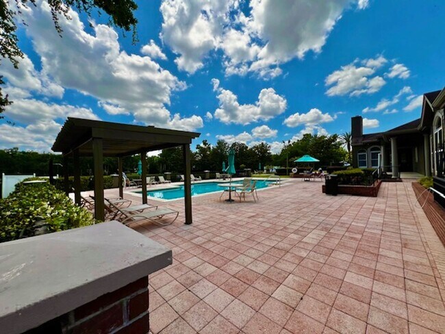 Building Photo - NEW-Remodeled bathroom & kitchen! NEW VINYL PLANK flooring & fresh paint! 2 bedroom 1 bath condo ...