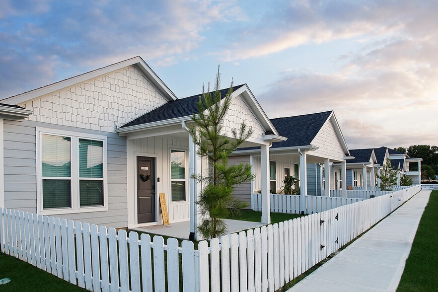 Building Photo - The Cottage Green Tomball