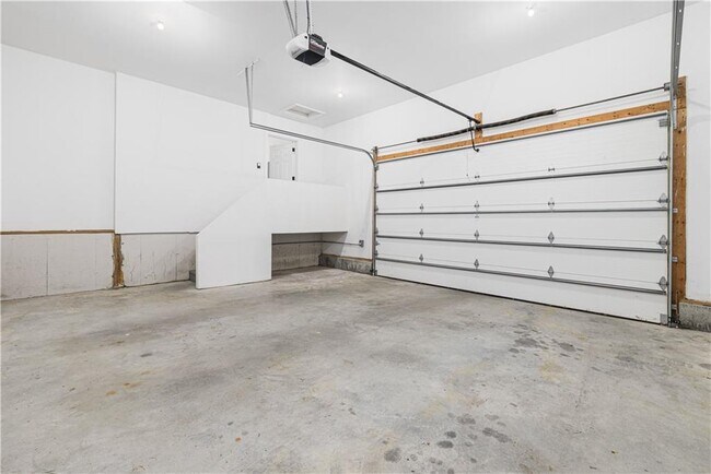 Building Photo - 20 Vanderbilt Ln