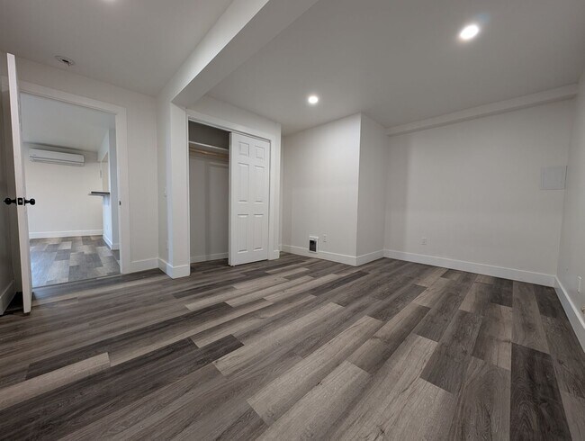 Building Photo - NW 9th &amp; Furnish Duplex