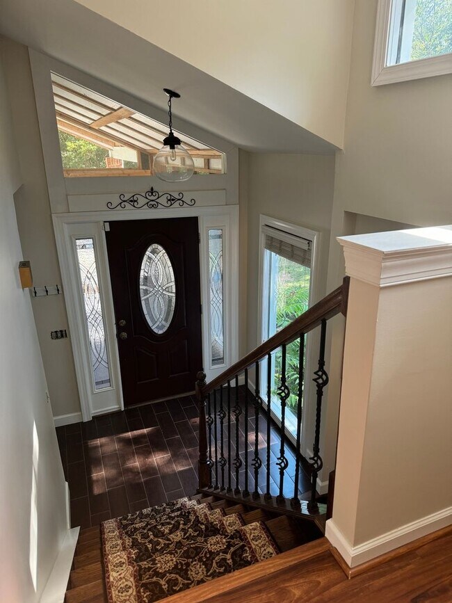 Building Photo - 3/4 Bedroom Single Family Home right off M...