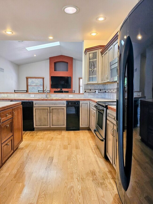 Building Photo - ALL PROSPECTIVE TENANTS MUST SUBMIT A $58 ...