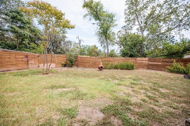 Building Photo - 802 Prince Valiant Dr