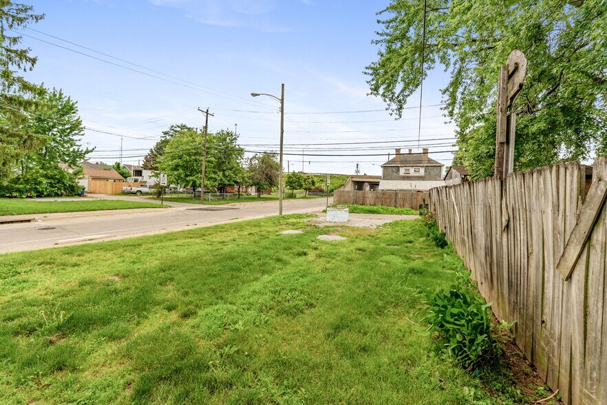 Building Photo - 837 Campbell Ave