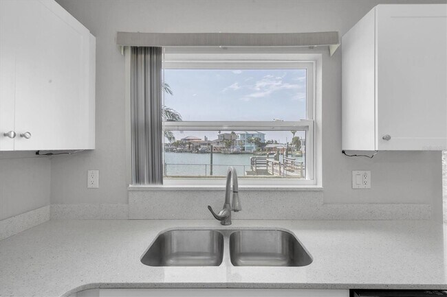 Building Photo - 404 Normandy Rd