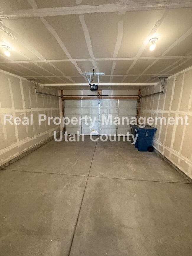 Building Photo - 837 E Oakum Ln