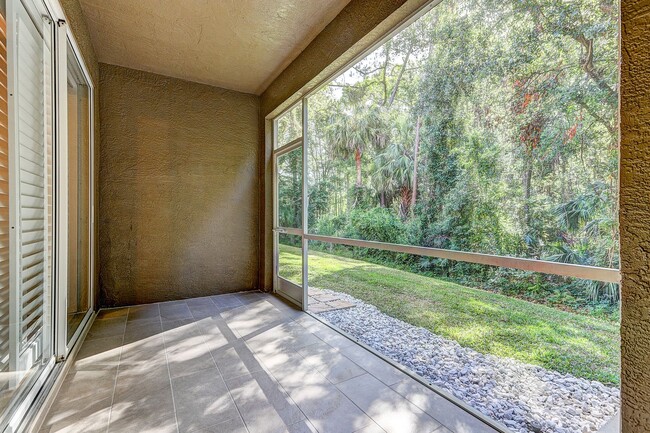 Building Photo - Spacious New Tampa 2 Bedroom, 2.5 Bath Tow...