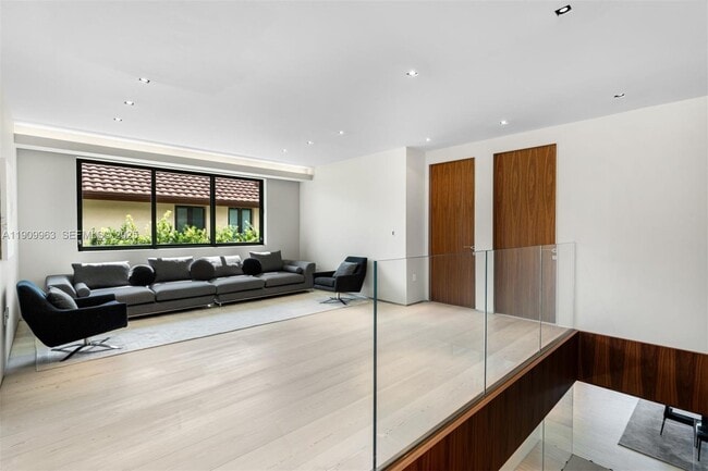 Building Photo - 360 Harbor Dr