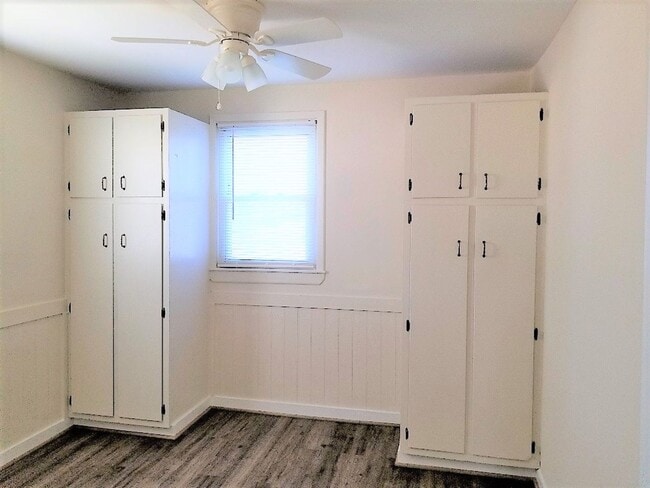 Building Photo - 142 Booker St