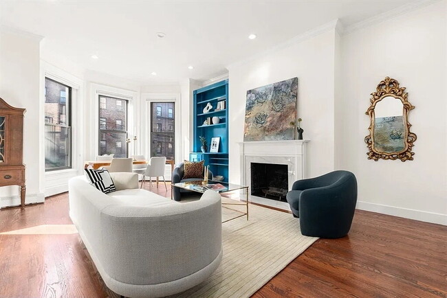 Building Photo - large One bedroom with three sizable closets and full windows facing the private, fenced-in backy...