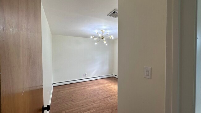 Building Photo - 211 Linden Ave