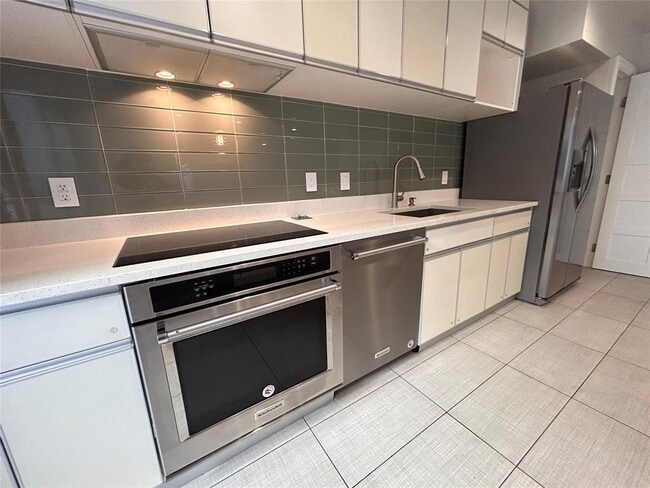 Building Photo - 8905 Tronewood Dr