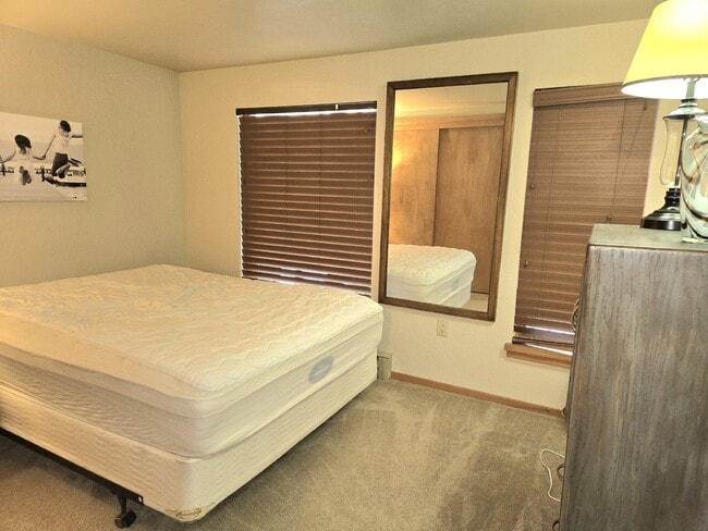 Building Photo - Fully furnished 2+ bed/2.5 bath on Flathead Lake (Available September thru May)