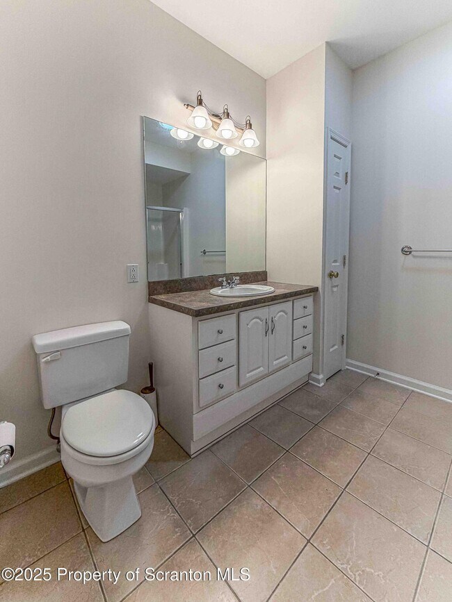 Building Photo - 4013 Pond View Dr