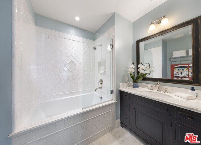 Building Photo - 2760 Sycamore Canyon Rd