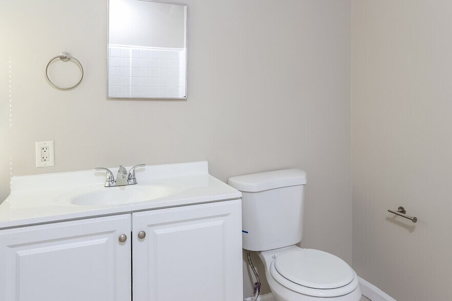 Building Photo - 1021 S L St