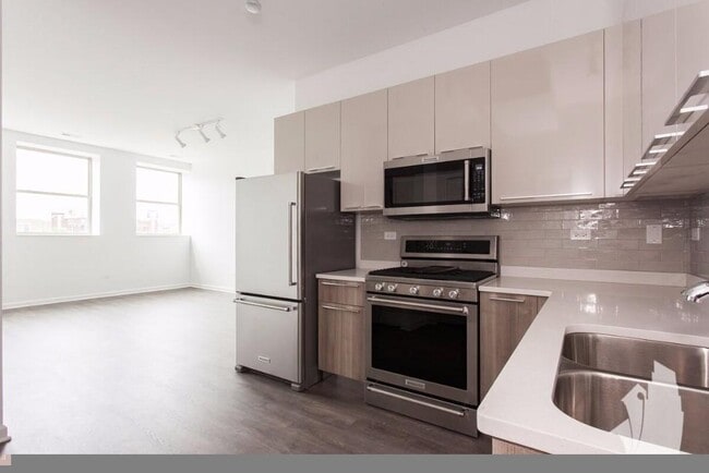 Building Photo - 932 W Dakin St