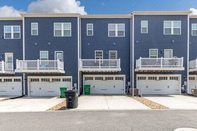 Building Photo - Luxurious three-story townhome with owner's suite and high-end finishes