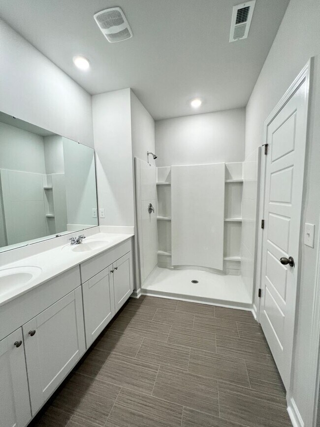 Building Photo - FOUR Bedrooms! SUPREME location! Move in ready!