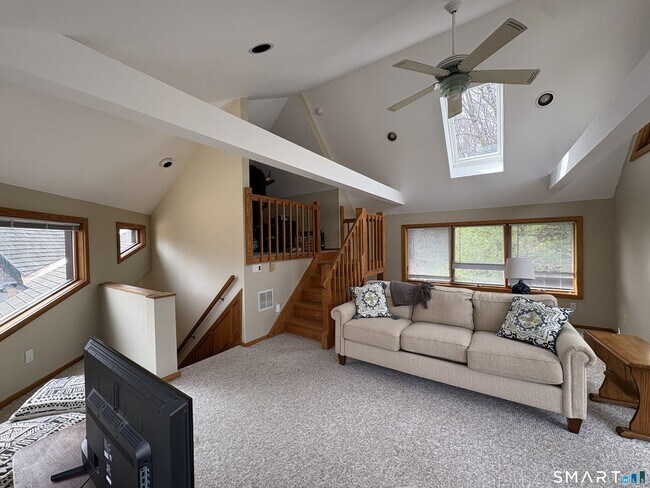 Building Photo - 40 Looking Glass Hill Rd