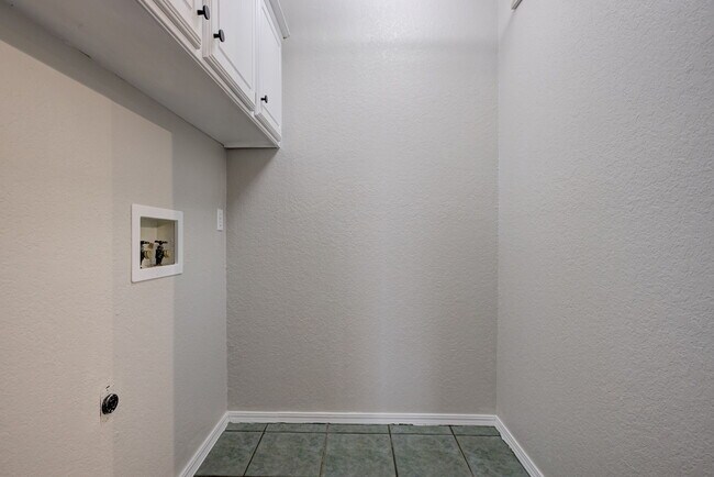 Building Photo - 605 Springwood St