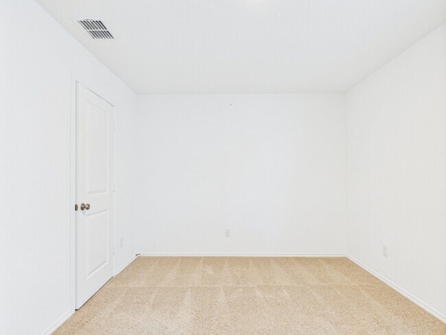 Building Photo - "Open-Concept Living in Fredericksburg"