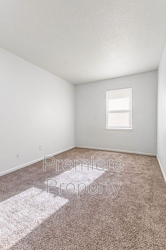 Building Photo - 224 E Hargis St