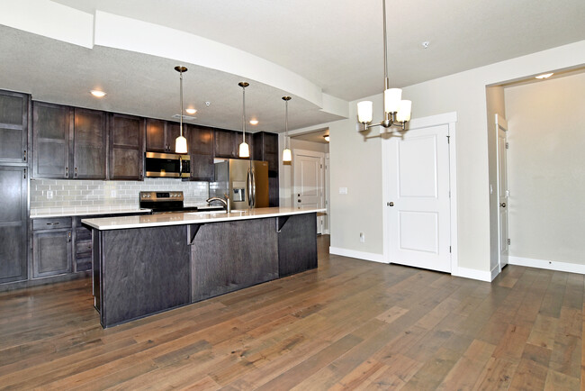 Eat in kitchen with ample space for barstools - 6510 Crystal Downs Dr