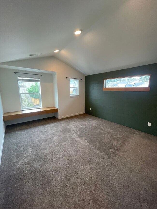 Building Photo - Beautiful 3 Bedroom on Large Corner Lot!