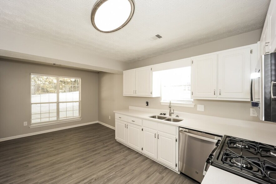 Building Photo - 7196 Williamsburg Dr