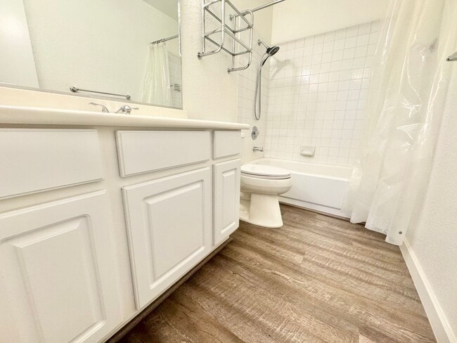 Building Photo - LIMITED TIME ONLY!! TAKE POSSESSION BY JUNE 1ST & RECEIVE ONE MONTH FREE RENT!! In this comfortab...