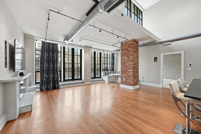 Building Photo - 1615 N Queen St