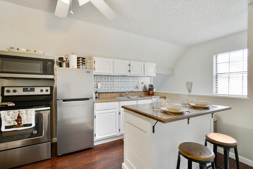 Building Photo - 7017 Jefferson Ridge Dr