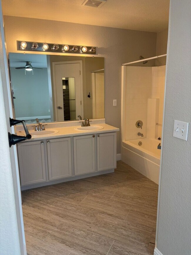 Building Photo - Charming 3 Bedroom, 2 Bath Home in Peacefu...